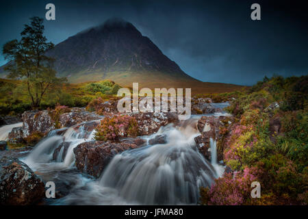 Glen Coe, en Écosse, le majestueux Buachaille Etive Mor, dans la région de Glen Coe, sous une tempête, avec la rivière tombe sur le premier plan et les montagnes de l'arrière-plan, Banque D'Images