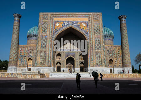La place du Registan, Samarkand, Ouzbékistan, en Asie centrale, Sher Dor madrasah, Banque D'Images