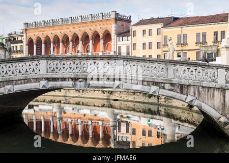 Padoue, Vénétie, Italie du Nord, d'Europe, reflète le pont sur la Piazza Prato della Valle, Banque D'Images