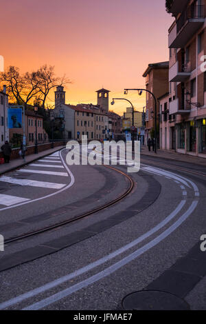 Padoue, Vénétie, Italie du Nord, l'Europe, route solitaire au crépuscule, Banque D'Images