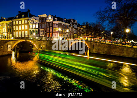 Amsterdam, Pays-Bas, Europe, Canal et légèreté d'un navire, Banque D'Images