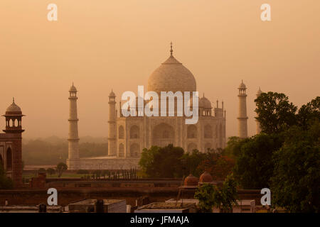 Le Taj Mahal à Agra, Inde du nord, de l'Uttar Pedrash l'Etat, est un immense mausolée de marbre blanc, construit entre 1631 et 1648 par ordre de l'empereur Moghol Shah Jahan en mémoire de son épouse favorite (patrimoine mondial de l'Inde) Banque D'Images