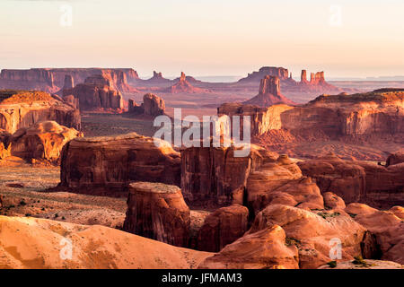 La frontière de l'Utah - Ariziona, panorama de la Monument Valley à partir d'un point de vue distant, connu sous le nom de Hunt's Mesa Banque D'Images