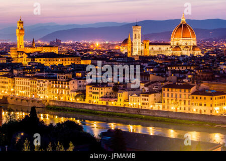 Florence, Toscane, Italie, paysage urbain et de la cathédrale et la Tour de Giotto, Dôme de Brunelleschi, Coucher de soleil, phares sur, Banque D'Images
