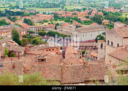 L'Europe, l'Italie, l'Ombrie, Gubbio, vue panoramique de gubbio durant l'exécution de la bougies Banque D'Images