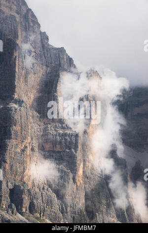 Col Falzarego, Cortina d'Ampezzo, Vénétie, Italie, les nuages et la lumière sur la Tofana di Rozes, Banque D'Images