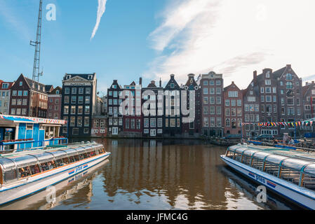 Amsterdam, Pays-Bas, Europe, de vieux bâtiments traditionnels reflète dans le canal, Banque D'Images