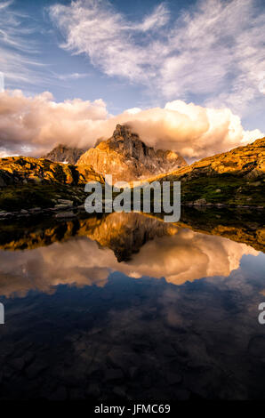 Dolomites, Cimon della Pala, plus célèbre pic de la Pale di San Martins, qui figurent sur l'un des lacs, Cavallazza Banque D'Images