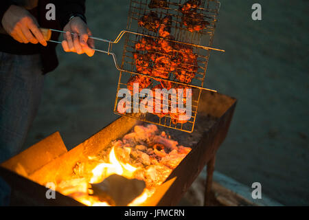 Le feu sur une plage, nous avons un reste, nous frire un shish kebab Banque D'Images