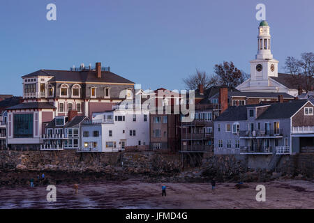 USA, Massachusetts, Cape Ann, Rockport, vue de Shalin Liu Performance Center et First Congregational Church, de l'avant plage, crépuscule Banque D'Images