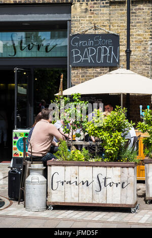 Grenier Square au cœur de la régénération de la région de King's Cross le long de Regent's Canal, Londres, Angleterre, Royaume-Uni Banque D'Images