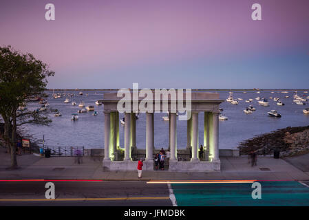 USA, Massachusetts, Plymouth, Plymouth Rock bâtiment contenant Plymouth Rock, mémorial à l'arrivée des premiers colons européens au Massachusetts en 1620, dusk Banque D'Images