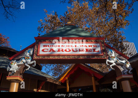 USA, New York, Hartford, Bushnell Park, Bushnell Park Carousel, signer, automne Banque D'Images