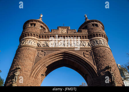 USA, New York, Hartford, Bushnell Park, soldats et marins Memorial Arch, automne Banque D'Images