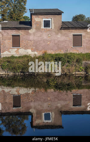 La géographie, de la Lituanie, Vilnius, maison sur la rive du fleuve reflètent dans l'eau Banque D'Images