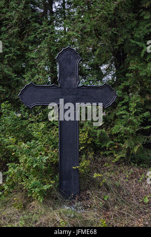 Symbole / Concepts, croix de fer dans un cimetière abandonné Banque D'Images