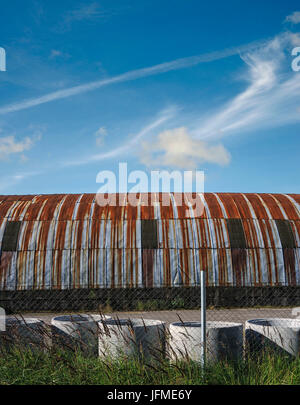Symbole / concepts, les images collées ensemble. Toit de l'ancien hangar rouillé Banque D'Images