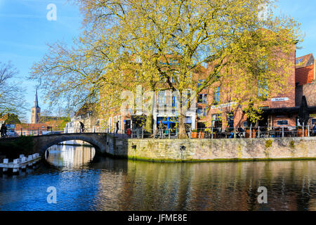 Soleil de printemps sur le bâtiments médiévaux de la ville encadrée par des ponts et des canaux typiques de Bruges Flandre occidentale Belgique Europe Banque D'Images