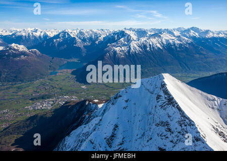 Vue aérienne du sommet enneigé du Mont Legnone avec Lac de Côme sur contexte Alto Lario Lombardie Italie Europe Banque D'Images