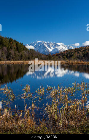 Sommets enneigés reflètent dans les eaux bleues de la Réserve Naturelle de Pian di Gembro Aprica Sondrio Valtellina Lombardie Italie Europe Banque D'Images