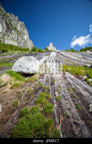 Flux du ruisseau alpin sur les plaques de roche granitique aux pieds de Picco Luigi Amedeo Masino Valley Valtellina Lombardie Italie Europe Banque D'Images