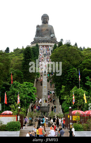 La Chine, Hong Kong, l'île de Lantau, Ngong Ping,la plus grande statue de Bouddha de bronze assis en plein air au monastère de Po Lin Banque D'Images