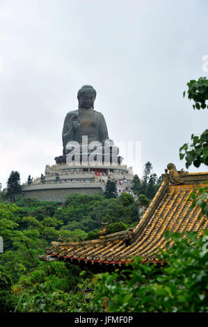 La Chine, Hong Kong, l'île de Lantau, Ngong Ping,la plus grande statue de Bouddha de bronze assis en plein air au monastère de Po Lin Banque D'Images