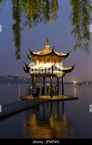 La Chine, la province du Zhejiang, Hangzhou, UNESCO World Heritage, pavillon sur le lac de l'Ouest (Xihu) Banque D'Images