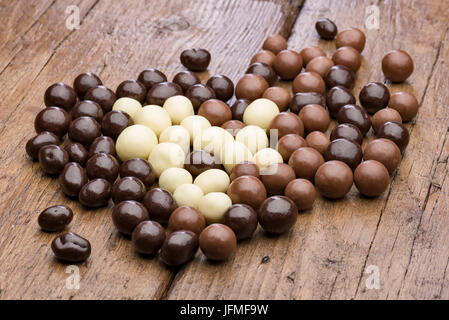 Tas de chocolat Pralines assorties sur table en bois Banque D'Images