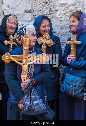 Pèlerins chrétiens transporter partout le long de la Via Dolorosa à Jérusalem Israël