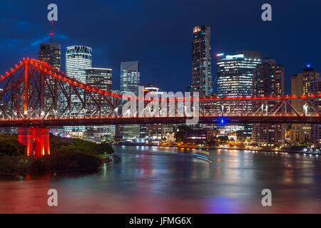 Story Bridge éclairés après la tombée de la nuit, Brisbane, Australie Banque D'Images