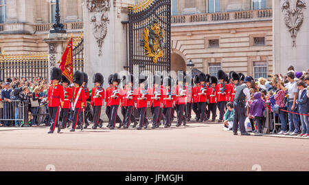 Londres, Royaume-Uni - 11 juillet 2012 : les officiers et soldats de la Scots Guards de Buckingham Palace en mars lors de la cérémonie de la relève de la Garde Banque D'Images