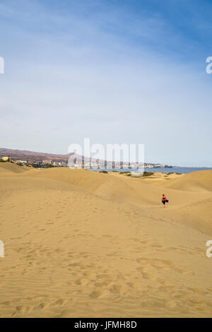 Personne revenant de plage à pied par l'intermédiaire de Dunas de Maspalomas (dunes de Maspalomas, Gran Canaria, Îles Canaries, Espagne. Les dunes de sable du Mas Banque D'Images