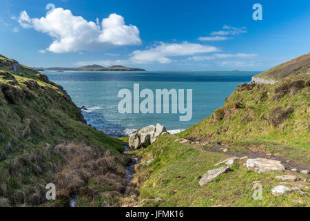 Porthmelgan vu de Wales Coast Path au St David's Head, le Parc National de Pembrokeshire Coast, Pays de Galles, Royaume-Uni, Europe. Banque D'Images