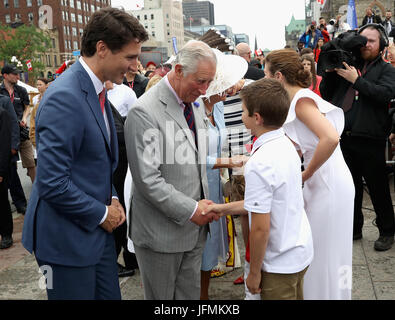 Justin Trudeau (à gauche), le premier ministre du Canada, présente le Prince de Galles à sa famille, épouse Sophie Grégoire Trudeau et de leurs enfants, Hadrien, Ella-Grace et Xavier, au cours de la fête du Canada sur la Colline du Parlement, Ottawa, le troisième jour de la visite au Canada par le Prince de Galles et la duchesse de Cornouailles. Banque D'Images
