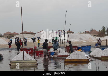 Les travailleurs de sel dans Le Lac Retba, Lac Rose, près de Dakar au Sénégal Banque D'Images