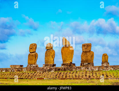 Dans Moais Ahu Vai Uri, complexe archéologique Tahai, parc national de Rapa Nui, l'île de Pâques, Chili Banque D'Images