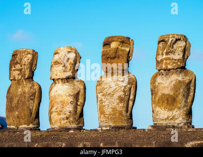 Dans Moais Ahu Tongariki, parc national de Rapa Nui, l'île de Pâques, Chili Banque D'Images