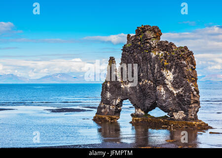 Ancien volcan éteint Hvitserkur sur le plateau de la mer. Islande mammouth Pierre Banque D'Images