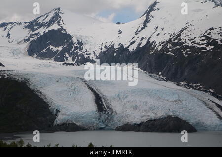 Snow Caped montagnes dans le great Alaskan outdoors Banque D'Images