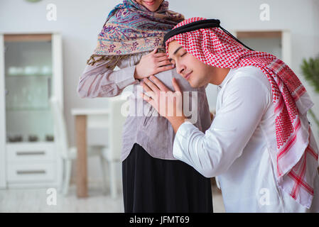 Les jeunes musulmans arabes avec la famille femme enceinte attend bébé Banque D'Images