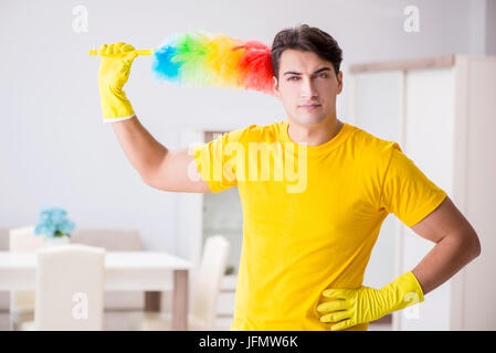 Man mari nettoyer la maison d'aider sa femme Banque D'Images