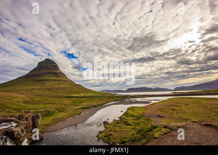 De l'été jour nuageux avec Kirkjufell volcan sur la côte de la péninsule de Snæfellsnes. Scène idyllique d'Kirkjufellsfoss et cascade, Islande, cloudscape Banque D'Images