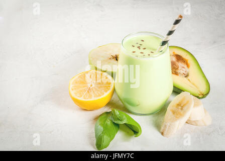 Alimentation saine. Petit-déjeuner diététique ou snack. Les smoothies verts de yaourts, avocat, banane, pomme de terre, les épinards et le citron. Sur le béton blanc table en pierre, avec Banque D'Images