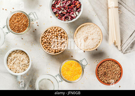 Sélection de produits sans gluten, céréales : xanthane. sarrasin,Riz, pâtes de riz, pois chiches, lentilles, haricots, maïs, avoine. Dans des bols et pots, th Banque D'Images