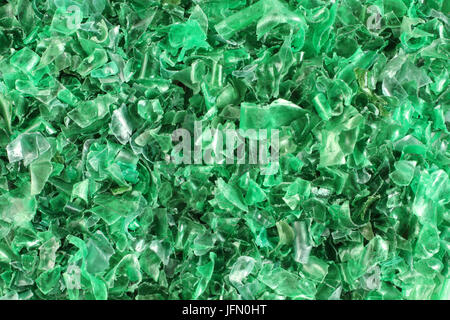 Petits morceaux de couper des bouteilles en plastique vert Banque D'Images