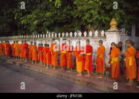 LAOS LUANG PRABANG MOINES TRADITION Banque D'Images