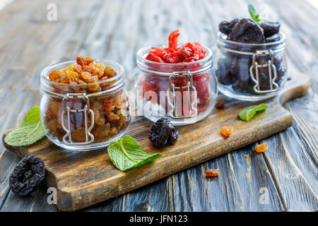 Les fruits secs dans des bocaux en verre. Banque D'Images