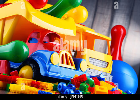 Jouets en plastique coloré dans la chambre des enfants. Banque D'Images