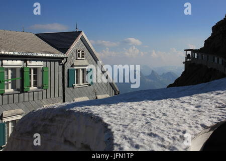 Jour de printemps sur le Mont Santis. Snow, ancien hôtel et plage de Churfirsten. Destination touristique dans les Alpes suisses. Banque D'Images